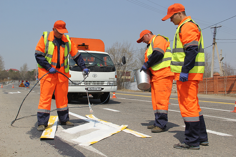 На два аварийных участка дорог в Приамурье нанесли экспериментальную разметку