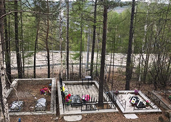 На кладбище в Тынде разгромили десятки надгробий