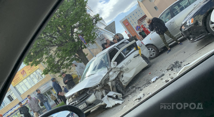 В Чебоксарах произошла авария с участием «Яндекс.Такси»