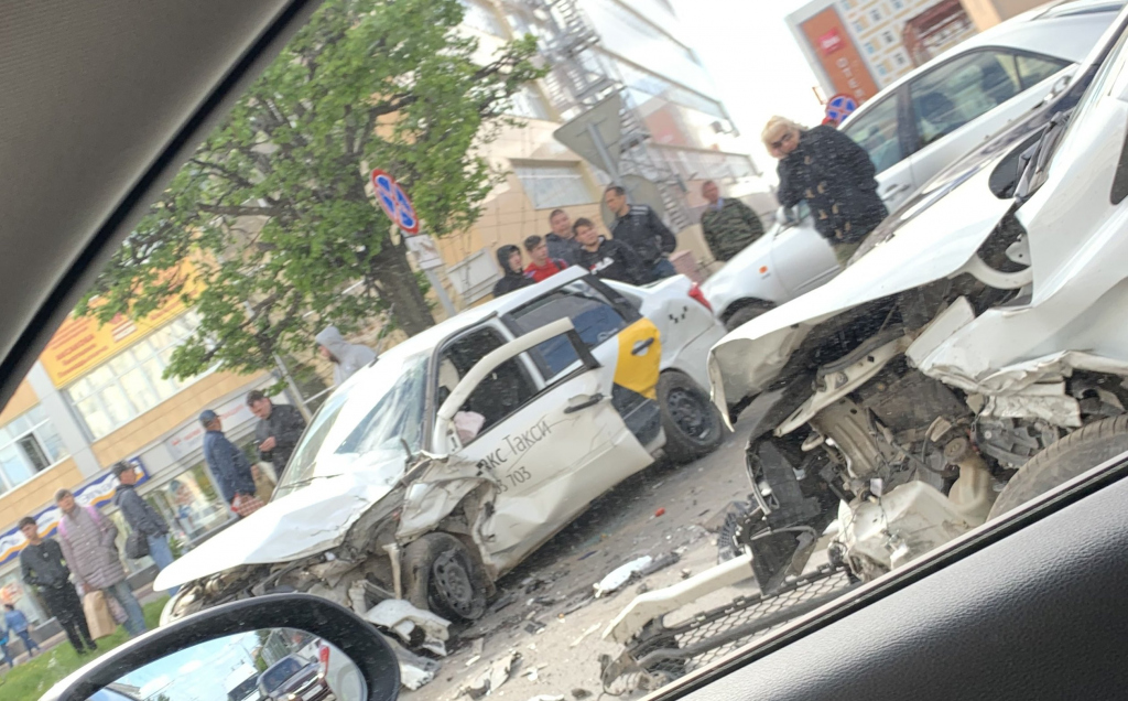 В Чебоксарах произошла авария с участием «Яндекс.Такси»