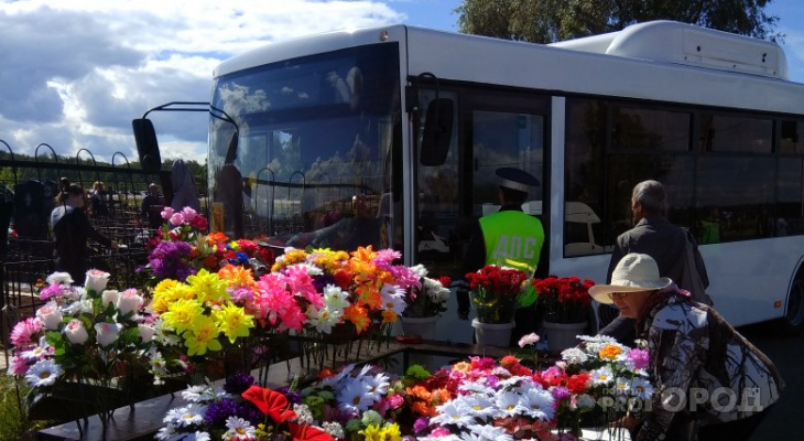 На кладбище в Яушах автобус взял на таран точку по продаже цветов