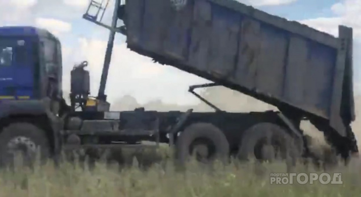 На видео сняли самосвал, сливающий помет просто в поле Чебоксарского района