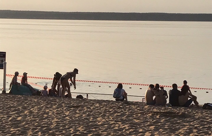 На Новосельском пляже спасатели ищут парня, который мог утонуть