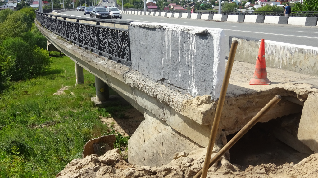 На Гагаринском мосту в Чебоксарах образовалась дыра