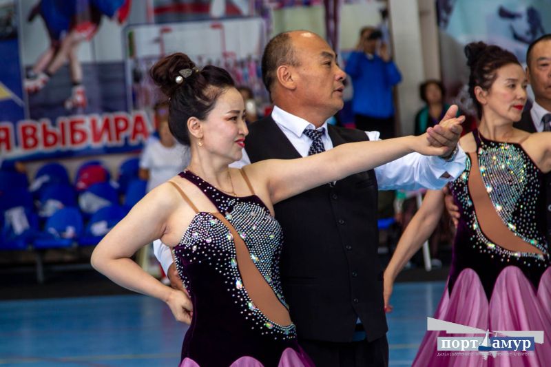 Китайские пенсионеры вальсировали, а амурские — удивляли жюри танго