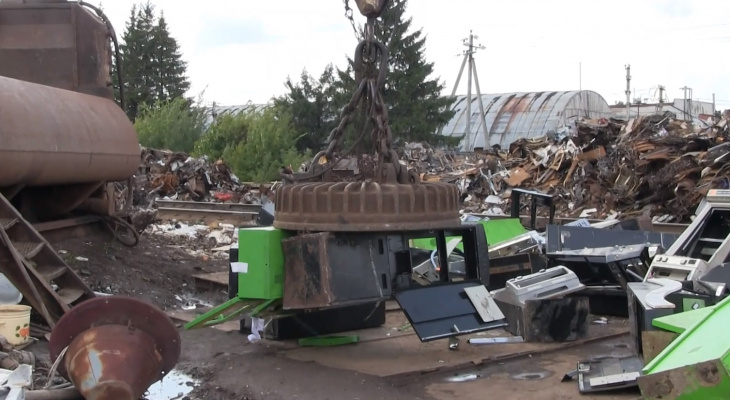 В Чебоксарах под прессом уничтожили более 60 игровых автоматов