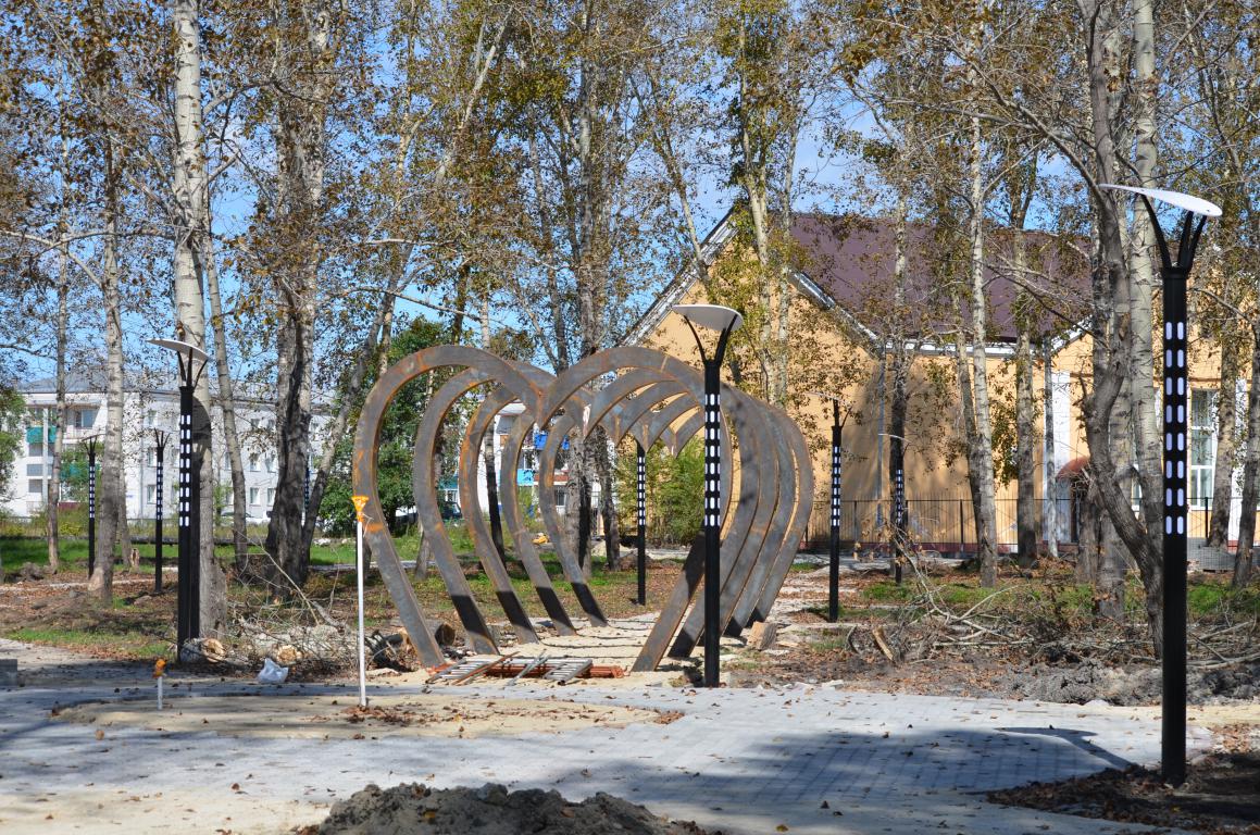 В сквере Белогорска установили арку из пяти сердец