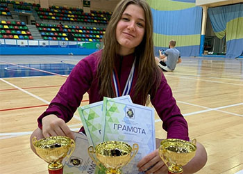 Амурчанка взяла три «золота» на хабаровском турнире по бадминтону