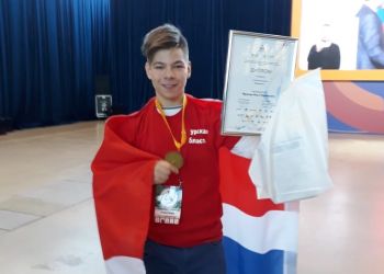 Амурский школьник покорил жюри всероссийского конкурса букетом
