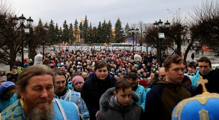 Варнава благословил горожан, молящихся на площади Республики Чебоксар