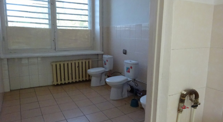 Кабинки в туалетах новочебоксарской школы появятся после нового года