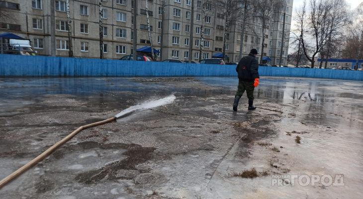 В Новочебоксарске жители заливают каток сами
