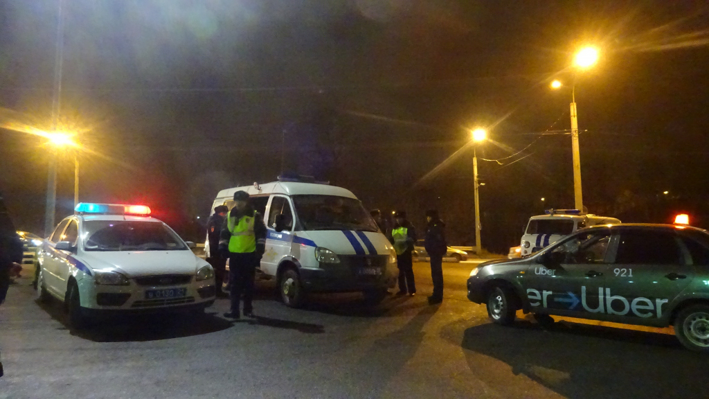 На забастовку яндекс-таксистов приехало 4 экипажа полиции
